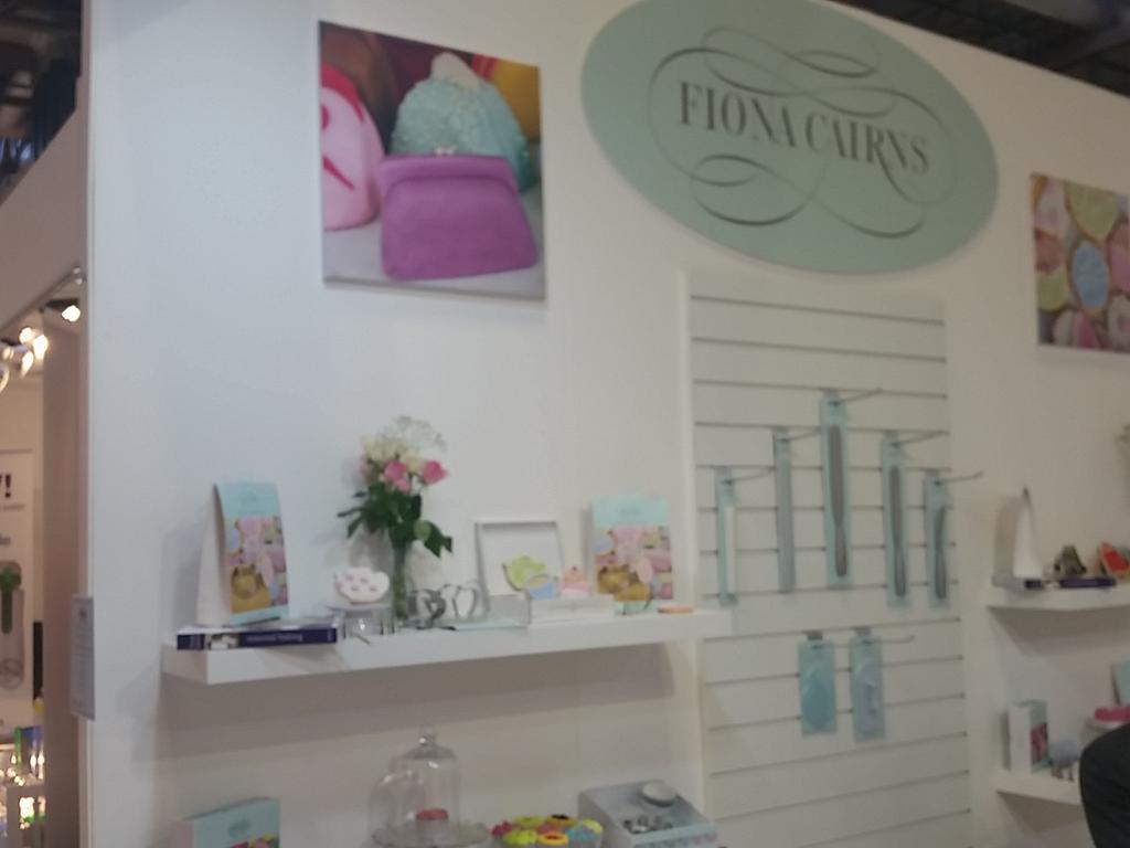 h2_wow's tweet photo. @fionacairnscakes @trimcraft thanks for the creative tasty mini cupcakes and awesome decorated gingerbread bics #SF http://t.co/YvuAcMghif