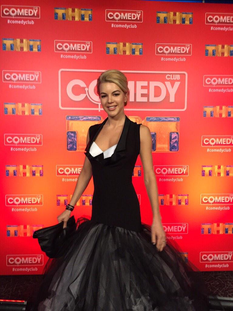 Uning kochada mini yubkada engashib dumbasini korsatgan surati