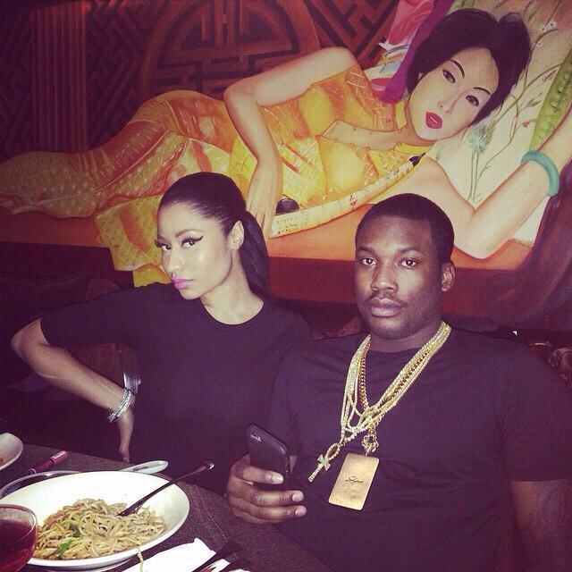 NICKIMINAJ's tweet photo. Dats me in da bak bitch lmfao> RT “@TaeeMinaj: @NICKIMINAJ thanks for taking a pic w/me , I look cute in the back 😍😍 http://t.co/KaY1IjM5Y7”