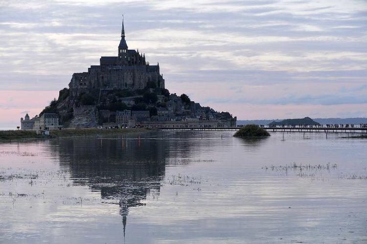 BreizhWeCan's tweet image. Spectaculaire «marée du siècle» le 21 mars 2015 au Mont Saint-Michel ❗️liberation.fr/societe/2015/0… #AFP