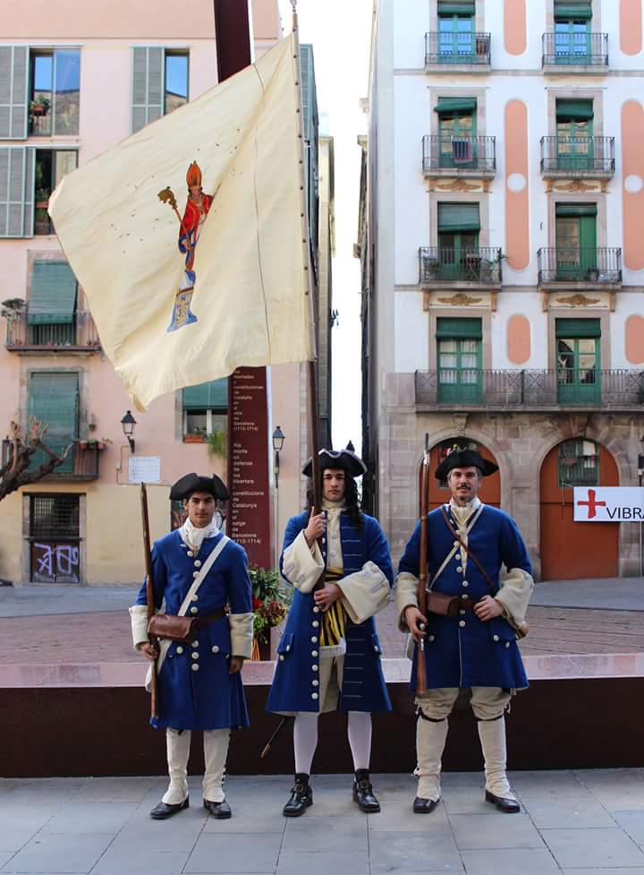 MiqueletsGirona's tweet photo. Al Fossar de les Moreres no s'hi enterra cap traïdor. El Regiment de Sant Narcís donant suport a @RegBarcelona. http://t.co/0b3ca0Ot5c
