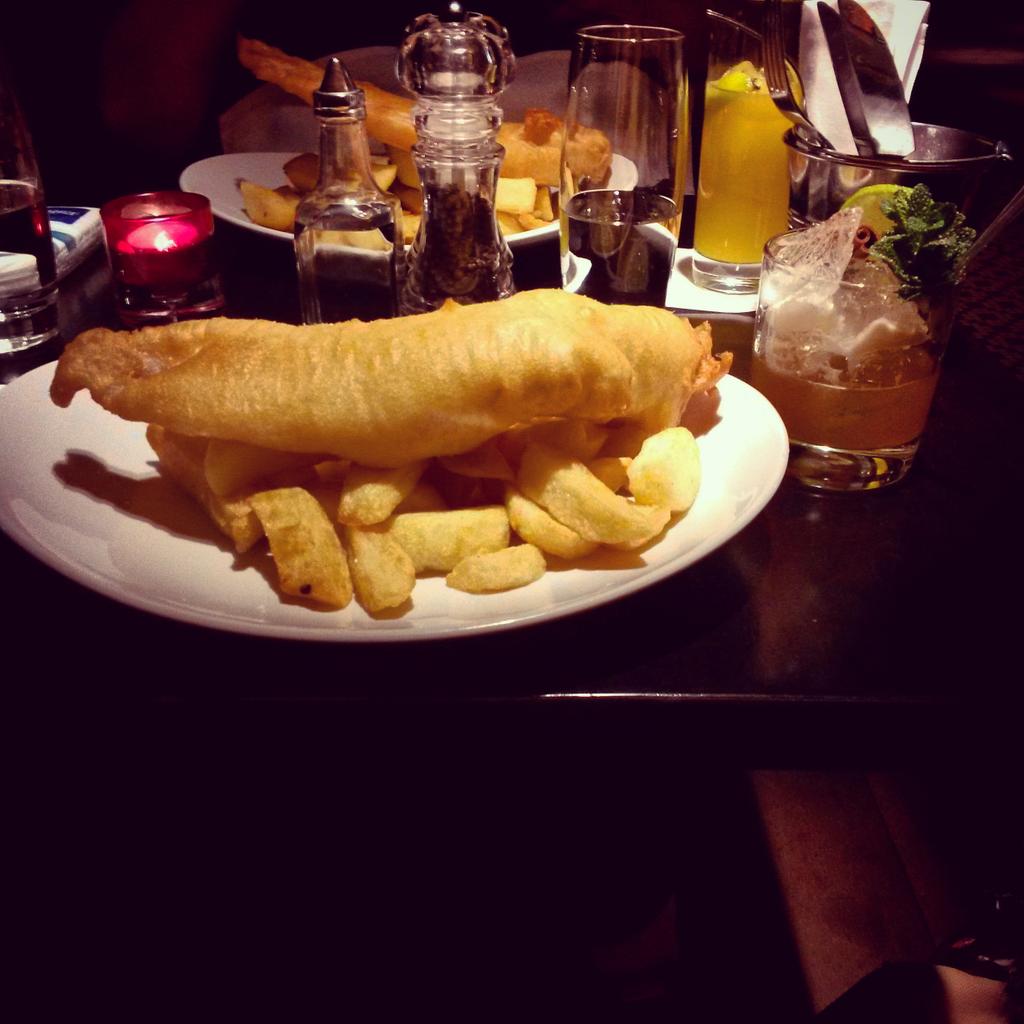 LoulouVance's tweet photo. @TheGazzz @AlbanyBarStaff #FishandChips & #FishHousePunch I'm in heaven right now @AlbanyBelfast #foodporn #cocktail http://t.co/0ciqjr3EpU