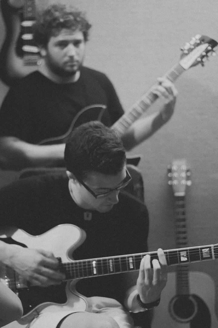 Capi y Vicent, tocando algunas de las guitarras Black Out Musice, durante nuestra grabación de "Listen, Darling!"