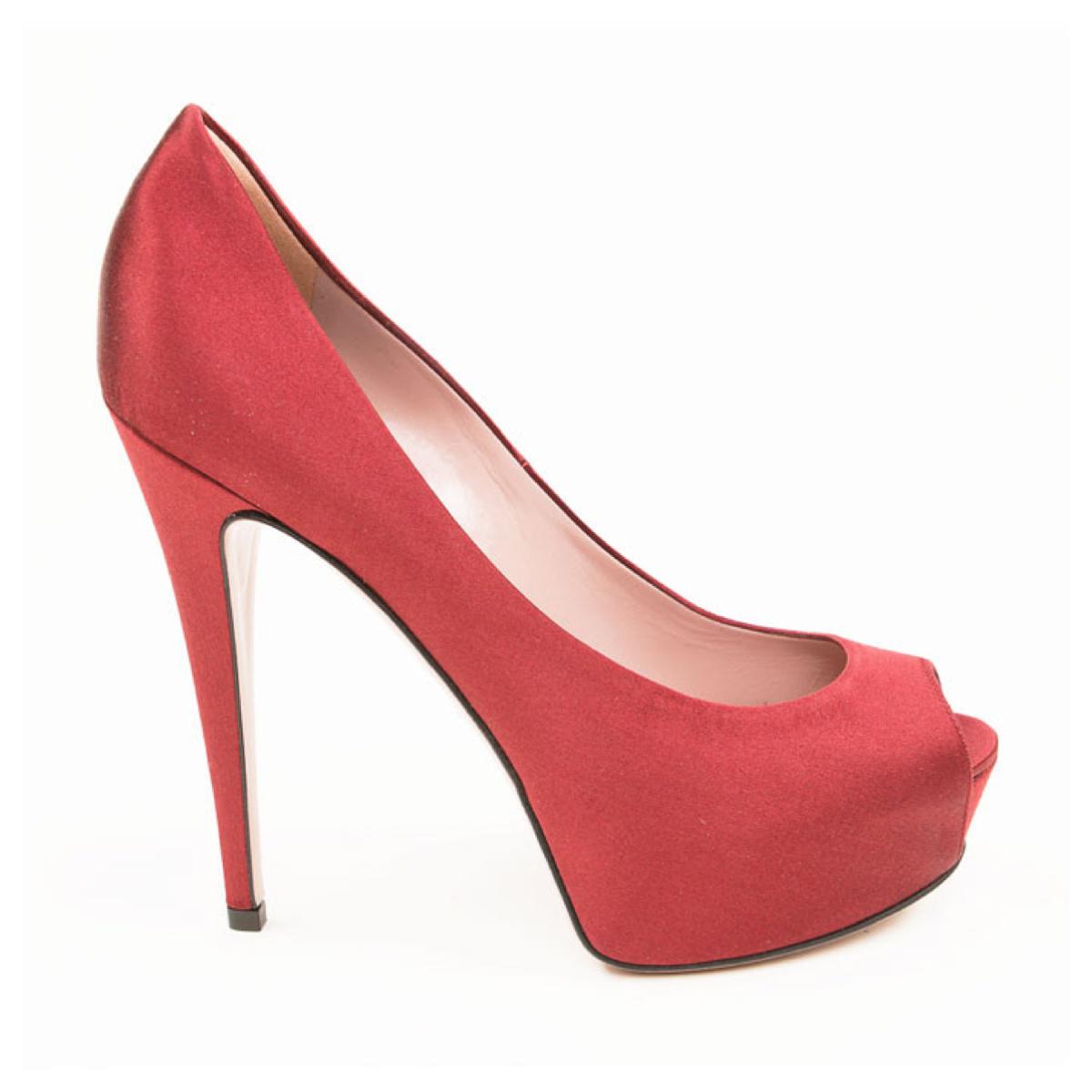 PurelyApp's tweet image. Shop these Red @Gucci Satin Pumps to make your #ValentinesDay outfit really pop! buff.ly/1CTztIr