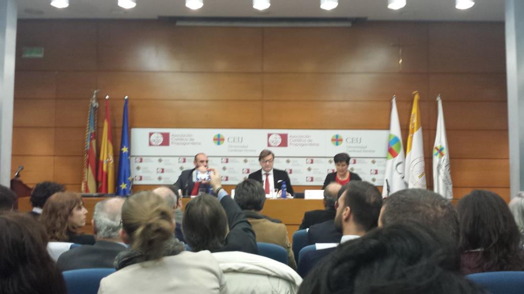 LauraRibas9's tweet photo. #marketingCEU #CEUemprende ponencia de Mario Moretti #presidenteGeox http://t.co/OLaHFGpV3M