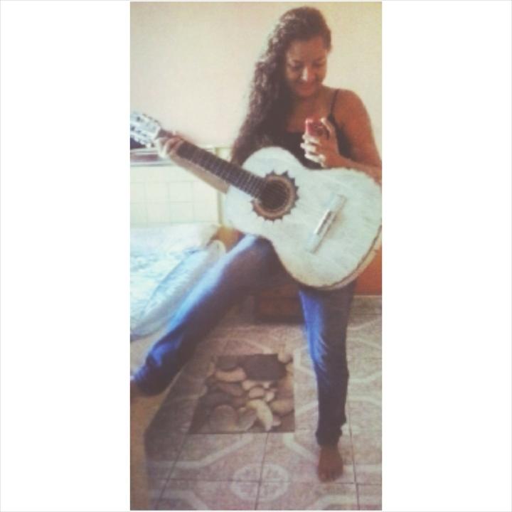 thaisandrade17_'s tweet photo. Eu amo o seu toque, eu amo você, violão. *-* #sdv #OneDirectionNoBrasil #meseguemsdv http://t.co/JhCxspNtkq