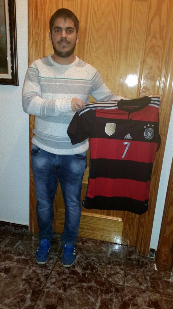 LAMerkelsFS's tweet photo. Un orgullo contar con nuestro nuevo jugador Que ayudara en la 2a vuelta a luchar por el ascenso @LigaFebril #Antoñico http://t.co/c82pW0pdE0