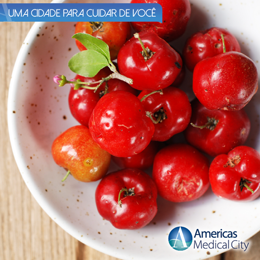 Acerola é rica em vitamina C que ajuda a combater todas as reações tóxicas que porventura ocorram nas nossas células.