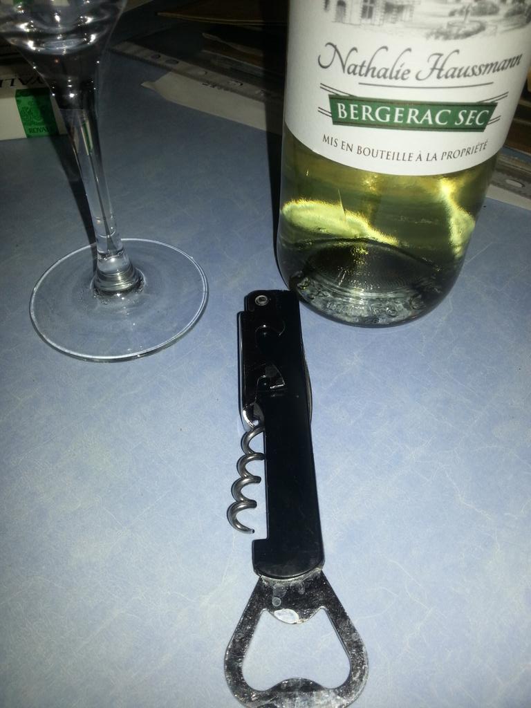 La_TyCha's tweet photo. Ready for the #MixTemptation by @TheDJAxx @LBS_Radio je ne sais pas si j'attendrai 20h45 pour la minute coup! http://t.co/81NviO6IoZ