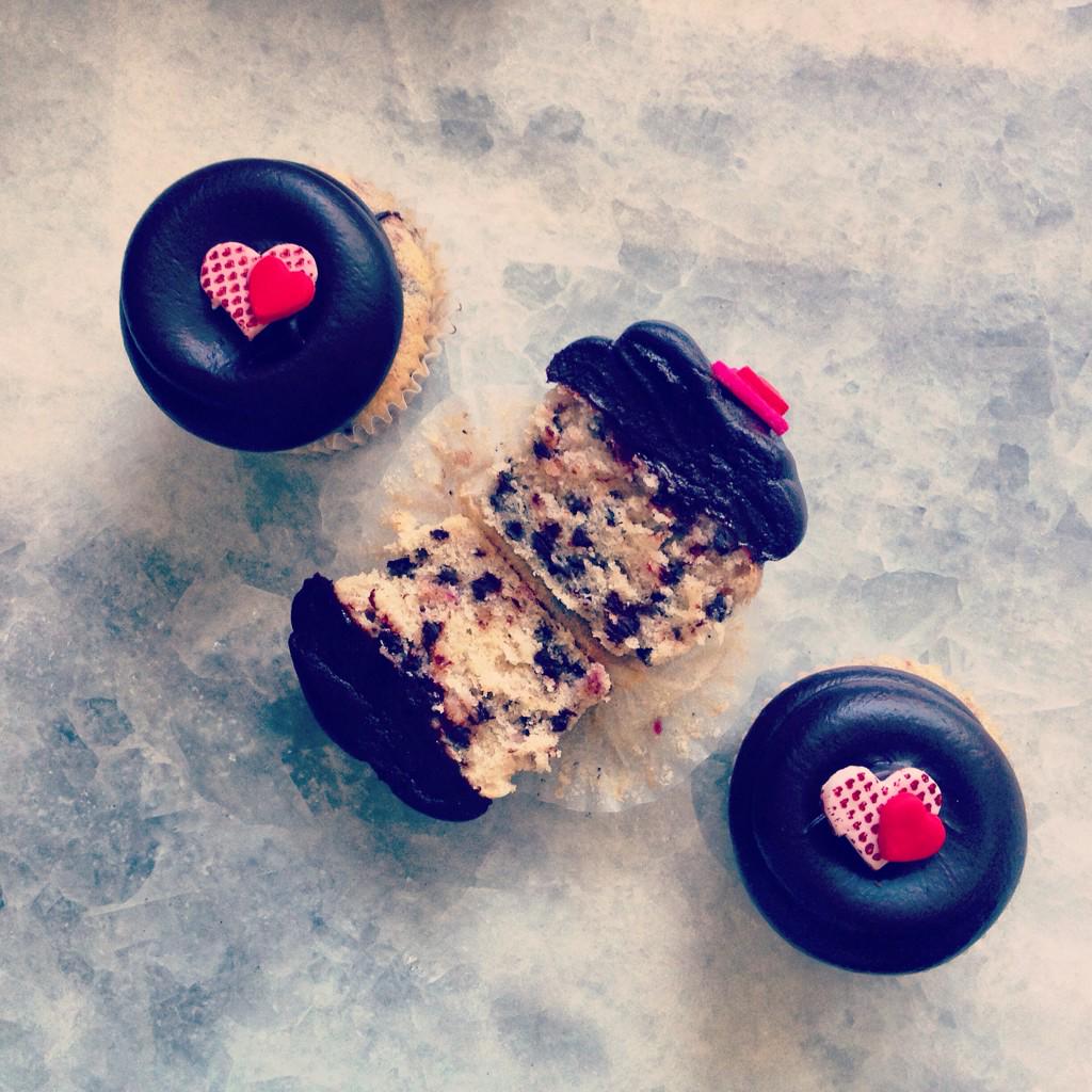 Bungaasihpra's tweet image. &quot;@GTownCupcake: #RaspberryChocolateChip! #raspberries #Callebaut #chocolatechips #georgetowncupcake http://t.co/eJ9ud8HVHm&quot;