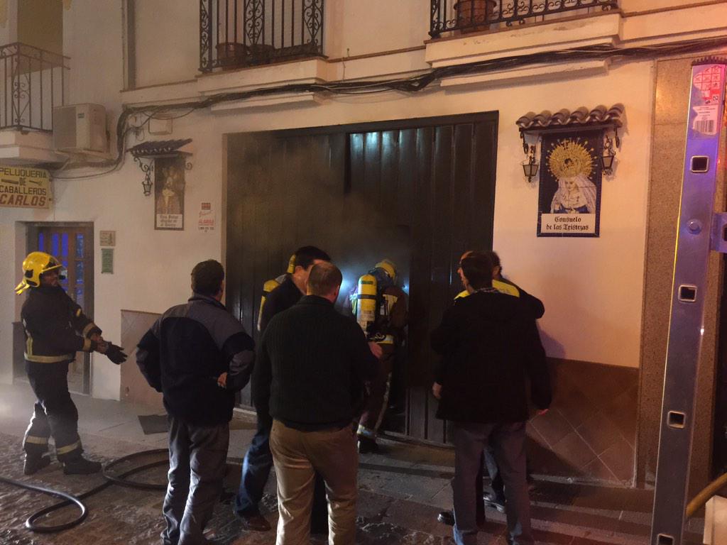 charrytv's tweet photo. [Última Hora] Los bomberos trabajan en la extinción de un incendio en la Casa Hermandad de El Huerto. #Ronda http://t.co/oVKT0UUSxa