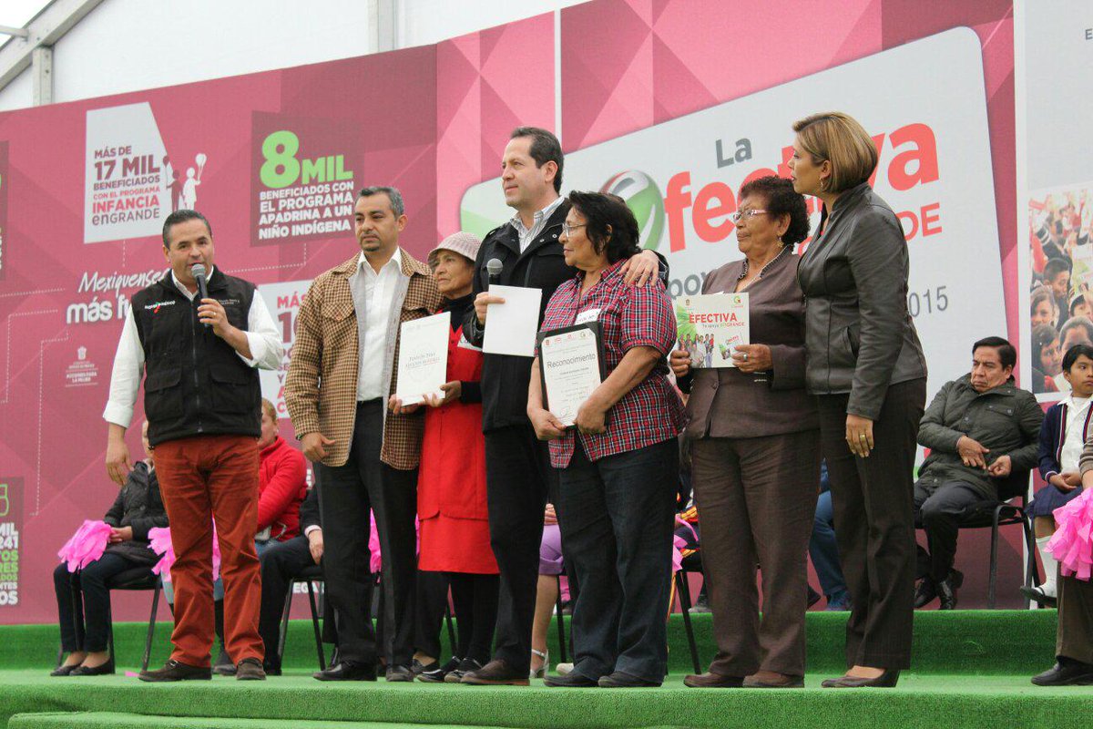 SEDESOLOFICIAL's tweet photo. El delegado @EdmundoRanero acompañó al gobernador Eruviel Ávila al evento 10 Acciones para la Mujer en Ecatepec http://t.co/5MMzTFy2Mb