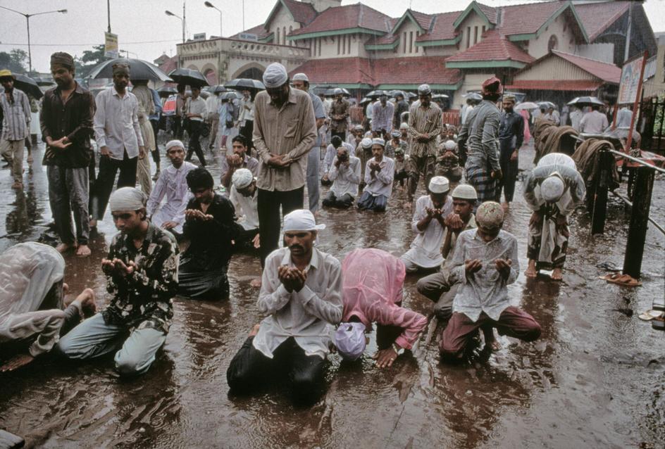 Hindistan'da halk, birdenbire bastıran muson yağmurlarına aldırış etmeden cuma namazı kılmaya devam ediyor.
