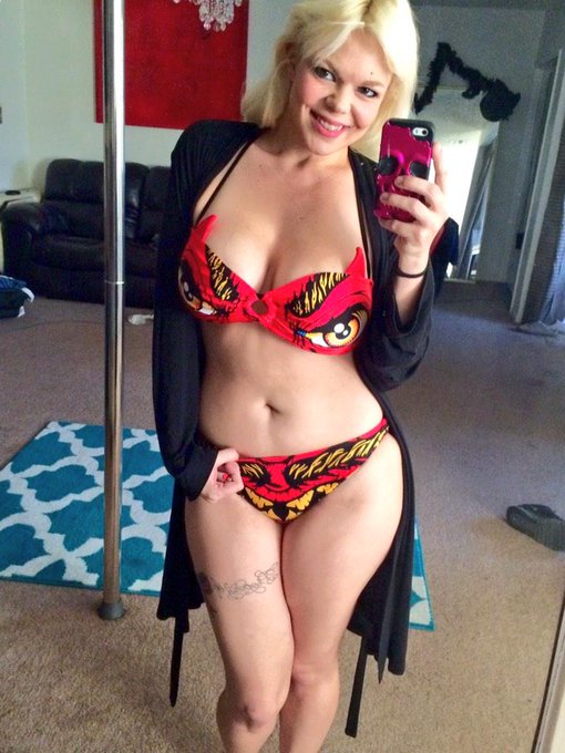 See you guys online soon! http://t.co/qQsMyJRWgn ty to @ApproximateThom for the outfit! http://t.co/<a href="/tag/beforeandafter"class="tags"><span>#beforeandafter</span></a><a href="/tag/boobiversary"class="tags"><span>#boobiversary</span></a>