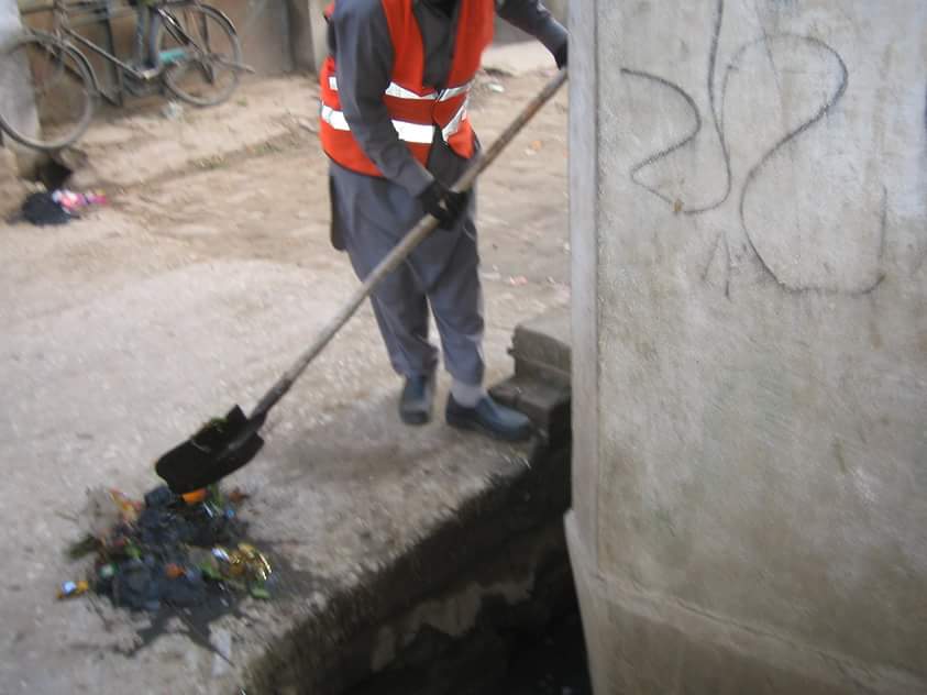 JalalQazi's tweet photo. MC and sanitation staff cleaning drain from every street of Swabi 
#CleanAndGreenKP http://t.co/lL2T7lgz57
