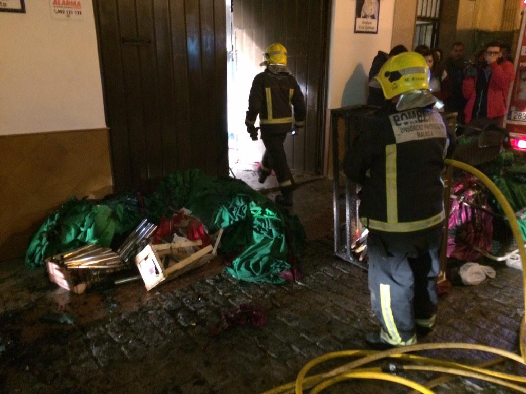 SER_Ronda's tweet photo. Efectivos del @cpbmalaga apagan el palio y las túnicas que estaban preparadas para entregarse a los hermanos. http://t.co/6W3Yb5V5ck