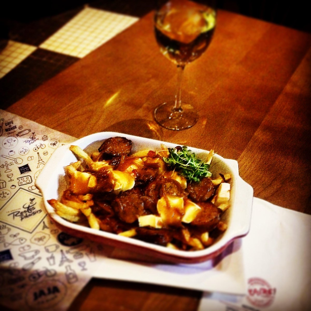 Ouh la la! Après une longue absence, me revoilà! Avez-vous essayé ma poutine savoyarde? #poutineweek #poutinecochonne