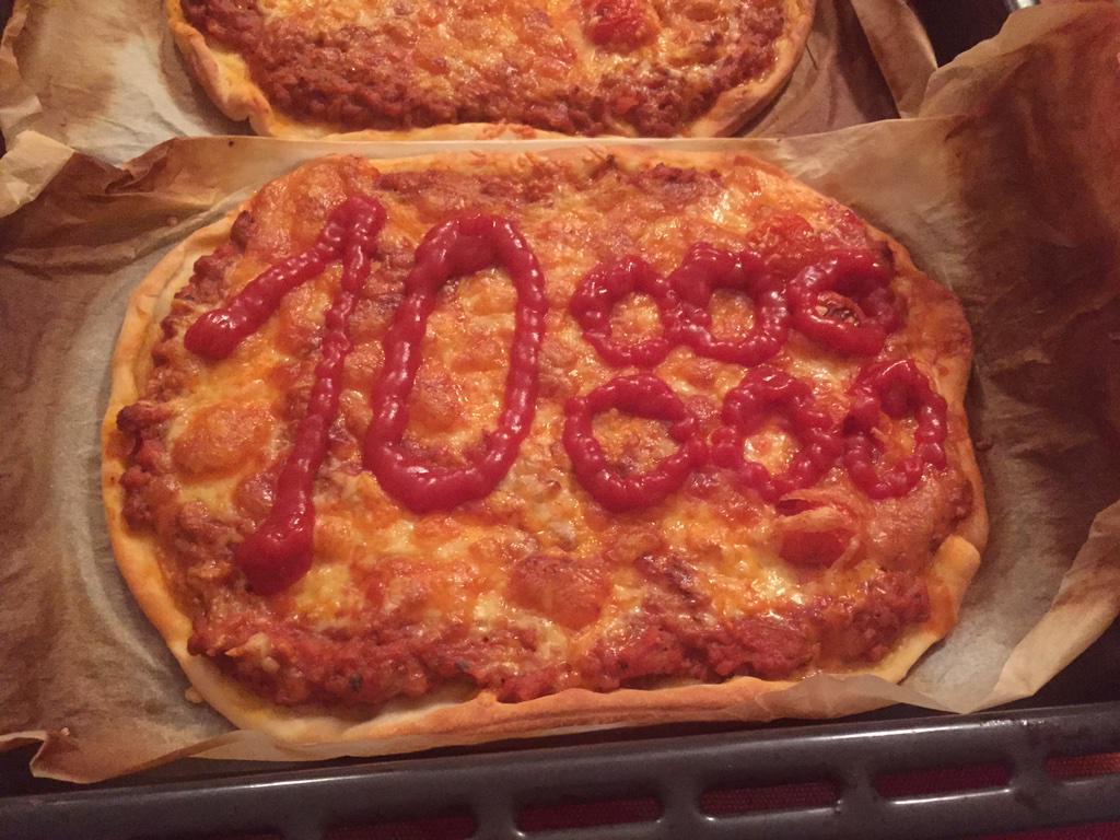 Rubiu5's tweet image. Ooooh, mi madre me ha hecho una pizza especial y todo :') #10millonesDeCriaturitas