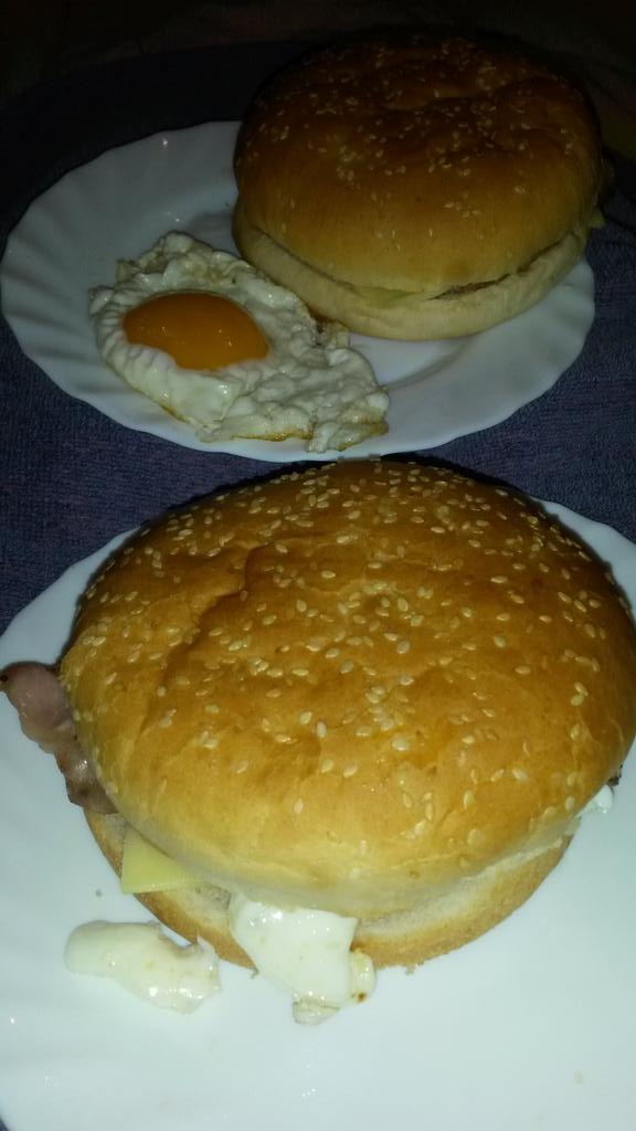 mmj0044's tweet image. Ara que ja tenim les paelles apropiaes anem a menjar-se un bon sopar. @InmamnInmamnI  #hamburOuBeiconIFormatge