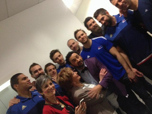 Cyrilhanouna's tweet photo. Vous etes des oufs ! J'adoore #mercilesbleus @NKARABATIC @DanielNarcisse @Thierry_Omeyer @JrmeFernandez http://t.co/Wak29Txvrg