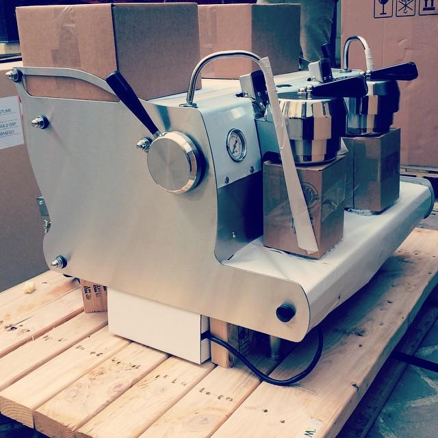 HonorCafe's tweet photo. Today the beast found its home. @synesso_factory #firstinfrance #paris #christmascomesearly http://t.co/E0NASB70Ol