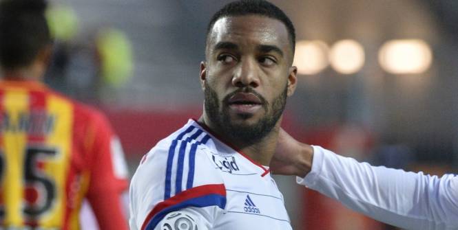 lequipe's tweet photo. Lacazette pas avant Nantes http://t.co/DaJMCj2JUm http://t.co/Q05910q7Gx