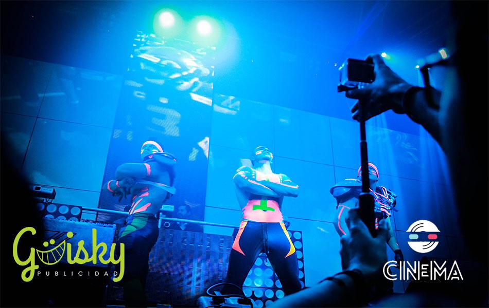 guiskyy's tweet photo. Güisky presente en @cinematrc cómo cada fin de semana #GuiskyPublicidad http://t.co/82wrNVS3mK