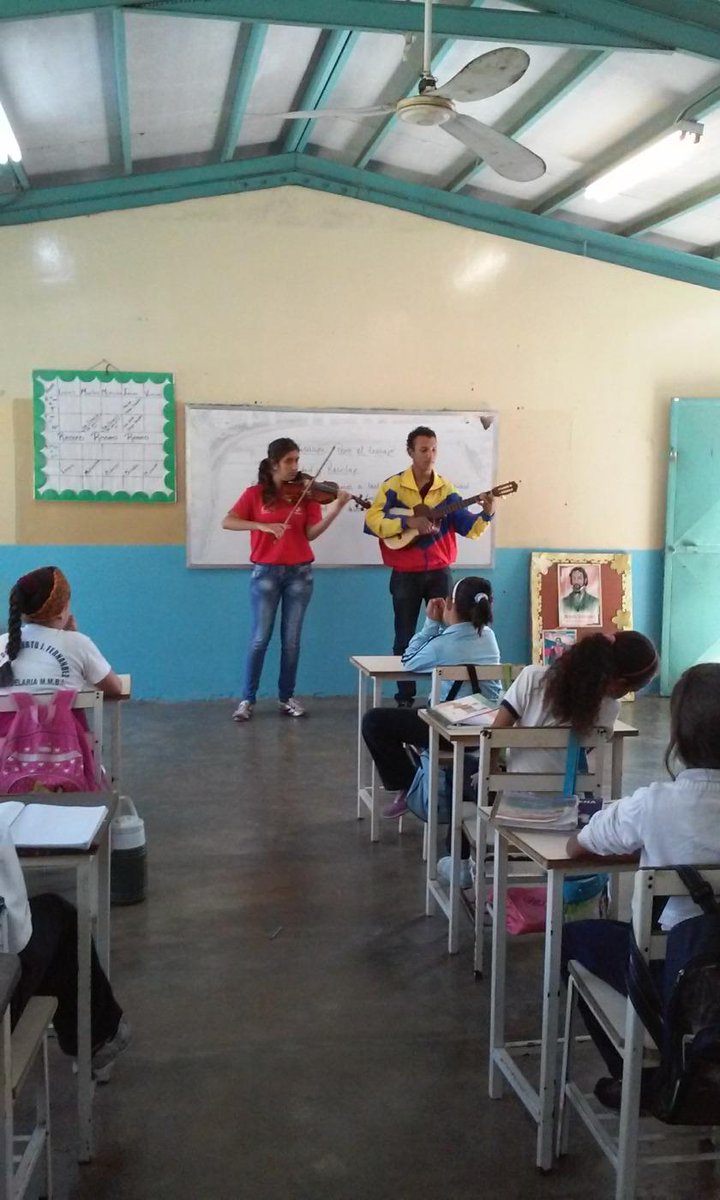 Andreapgo's tweet photo. Concierto #11: 03-02-14. Escuela Alberto J. Fernandez. @Mirchall_4 @Andreapgo NÚCLEO MARACAY. #ElSistemaCumple40. http://t.co/QPo4EL6KJc