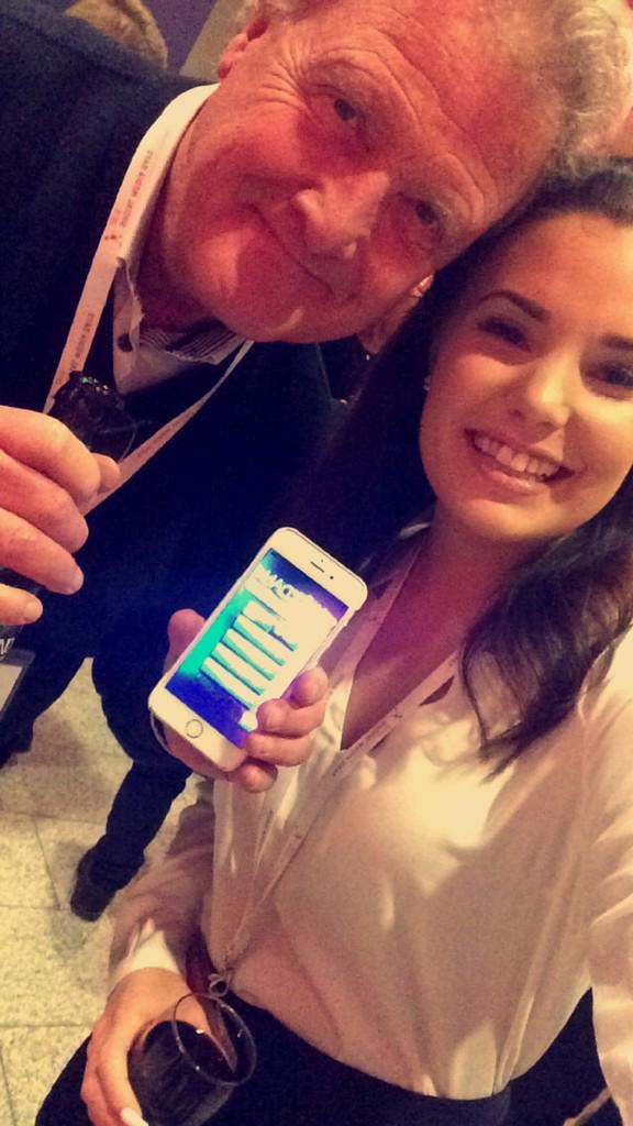 SK_Aaslie's tweet photo. #danbørgeakerø: jeg er ikke på Facebook, men har du en egen app eller? #dagensgullkorn #somed2015 http://t.co/lvLqfeTsYb