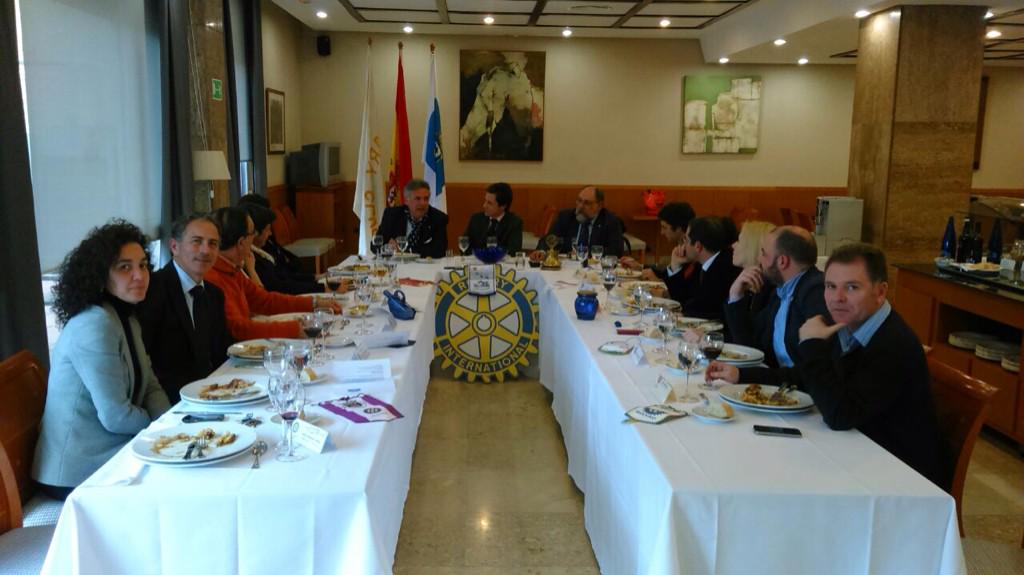 RotaryHuelva's tweet photo. Hoy nos ha acompañado el Hermano Mayor de la Hermandad de El Rocío de #Huelva, Paco Millán, y su esposa. http://t.co/uTNA5Ryzw2