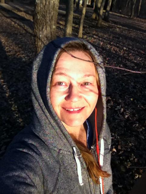 Flyovergirl's tweet photo. A midwinter walk at dusk through leaves and trees listening to Kenny G. http://t.co/7fNxhMTgp5