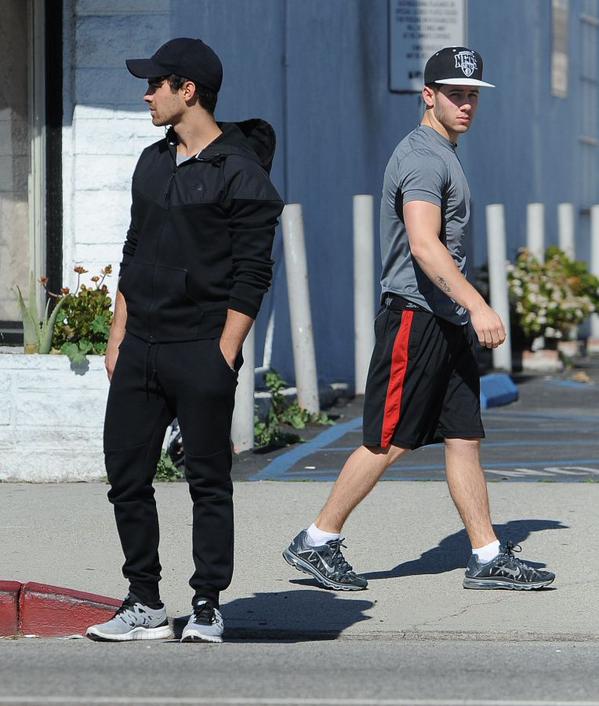 JNickSupport's tweet image. Nick and Joe leaving King's Road Cafe in West Hollywood yesterday