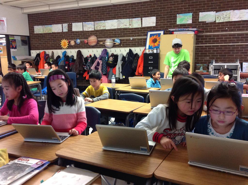 DiscoverEUofA's tweet photo. "DiscoverE is fun" #yeg http://t.co/fiL3uuzEMP