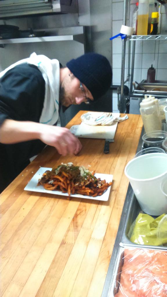 ME_Dagesse's tweet photo. Justin le Cook du @Pub_QL est trop fier de sa pout' #LaPoutineWeek http://t.co/xcpuXt7WrS http://t.co/IF7cMTvKI4