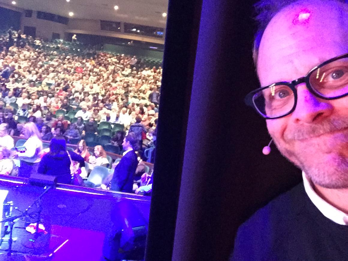 SaSmall's tweet photo. “@altonbrown: #AltonBrownLive http://t.co/hRgMJhNVmH" NBD- just basically photobombing this backstage selfie! Great show last night!