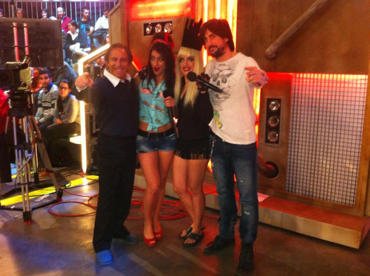 Una final con el disco infierno que estará, Raphael, Melendi, AmyWineHouse y LadyGaga #KillerKaraokeDobles http://t.co/5Bv3iKL9RP