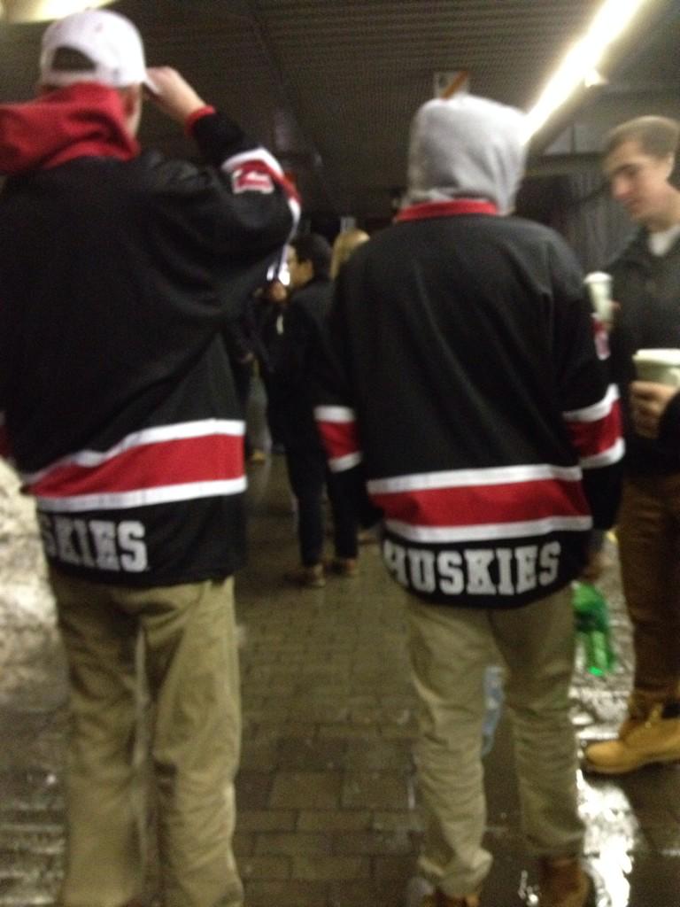 JennaGeorge6's tweet photo. Jus warming up #TDGarden #beanpot #Huskies http://t.co/5Swce7wy42