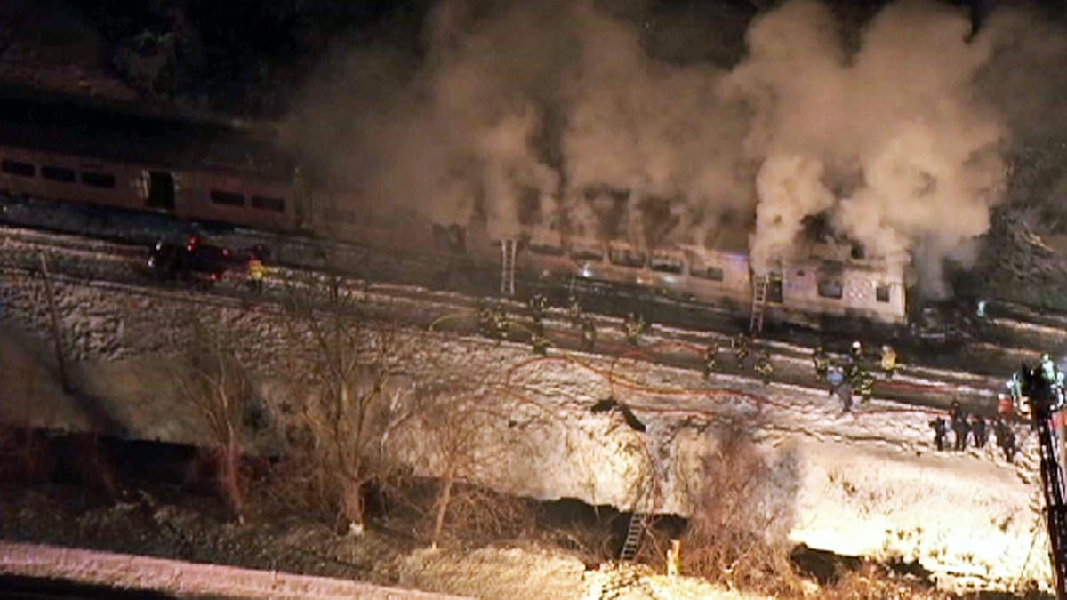 New York : un accident de train fait au moins sept morts B89gc5BIYAE780u