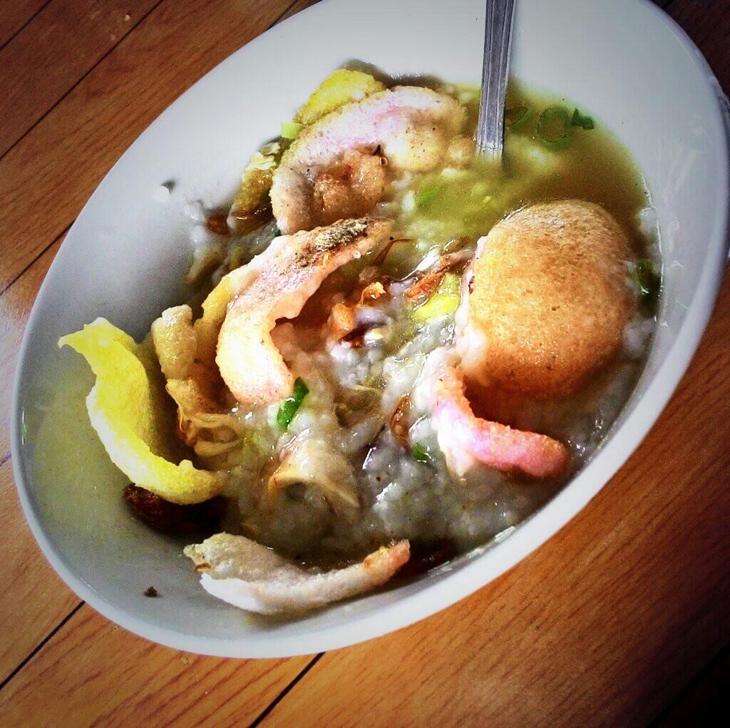 Bubur ayam depan RS. Ketileng ini mantep buat charge energy hari ini ;) IDR 7K.
