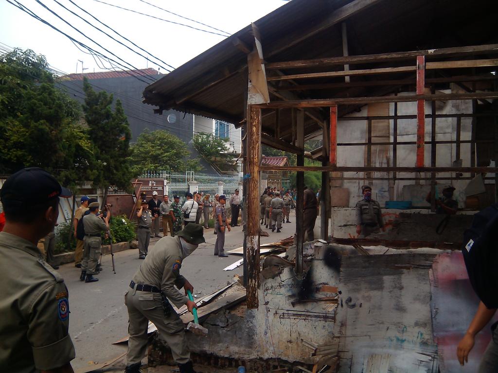 soepriadi23's tweet photo. Giat bongkar bedeng liar oleh pihak kelurahan di jl mangga 17 dikarenakan tuk jalur hijau @ResJakbar @TMCPoldaMetro http://t.co/vU1Nw0jOXG