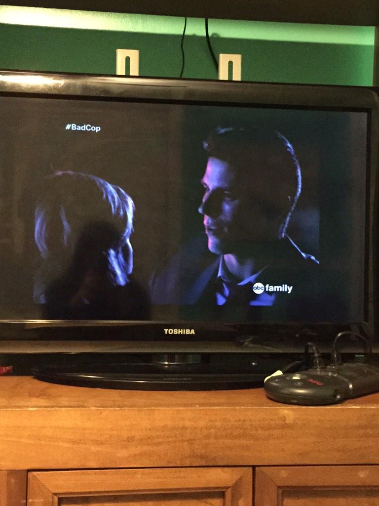 pllsociety__'s tweet photo. #badcop 😍|😁 #pllsocialhour #pll http://t.co/XSJvTHG70o