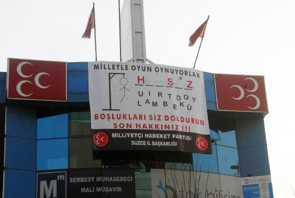 cumhuriyetgzt's tweet image. MHP binasına ilginç pankart bit.ly/1E8Hon0