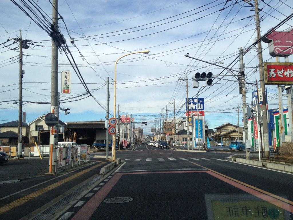 たわしおじさん所高祭9土10日 山だぁ 埼玉県道6号川越所沢線 から飯能方面を見る かわとこ線は西武新宿線 と平行して走るイメージだが 所沢市街では東西に走る だから西に山が見えるのだ 所沢側の末端は志木街道や小金井街道と接続している という前