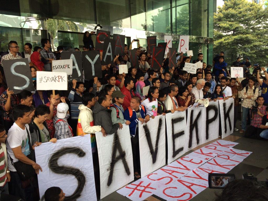 Masyarakat Sipil Anti Korupsi siang ini sampaikan dukungannya kepada KPK.  #SaveKPK