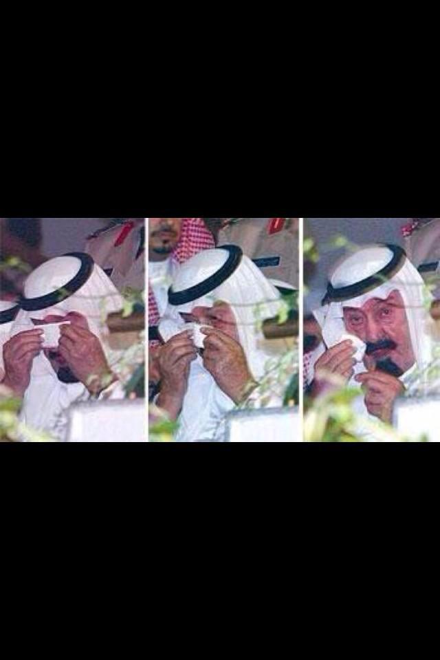 SaudiNews50's tweet photo. "تبكي من هم شعبك.. واليوم شعبك يبكي على فراقك.." .

#الملك_عبدالله_في_ذمة_الله #وفاة_الملك_عبدالله #وفاة_الملك 

- http://t.co/jRvLszAKaE