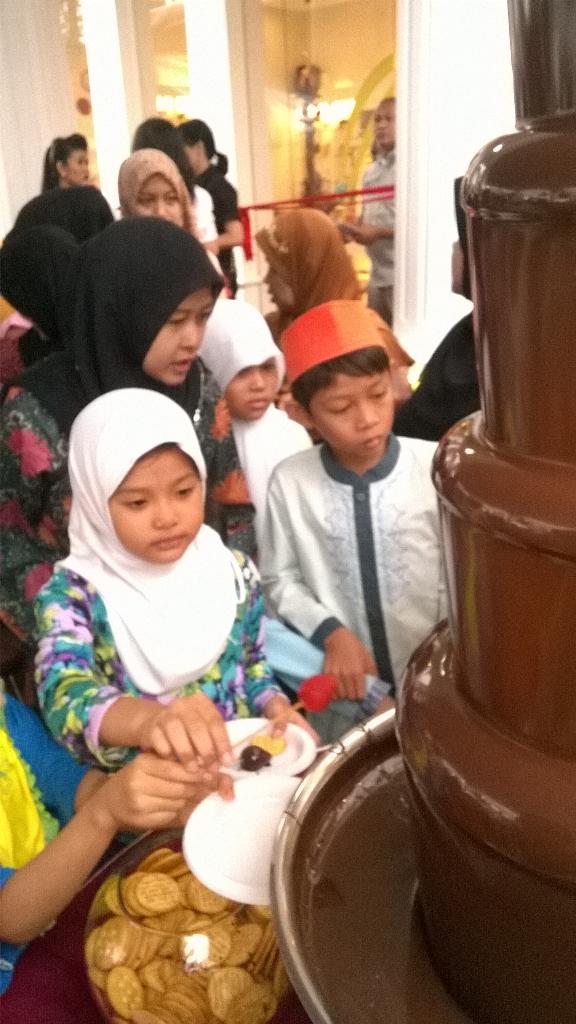 dapurcokelat's tweet photo. Lelehan cokelat pertama untuk kamu Chocolaters Depok :D @Humas_depok @DeKomunitas @DCF_2014 @info_depok http://t.co/VdHRkbllC1