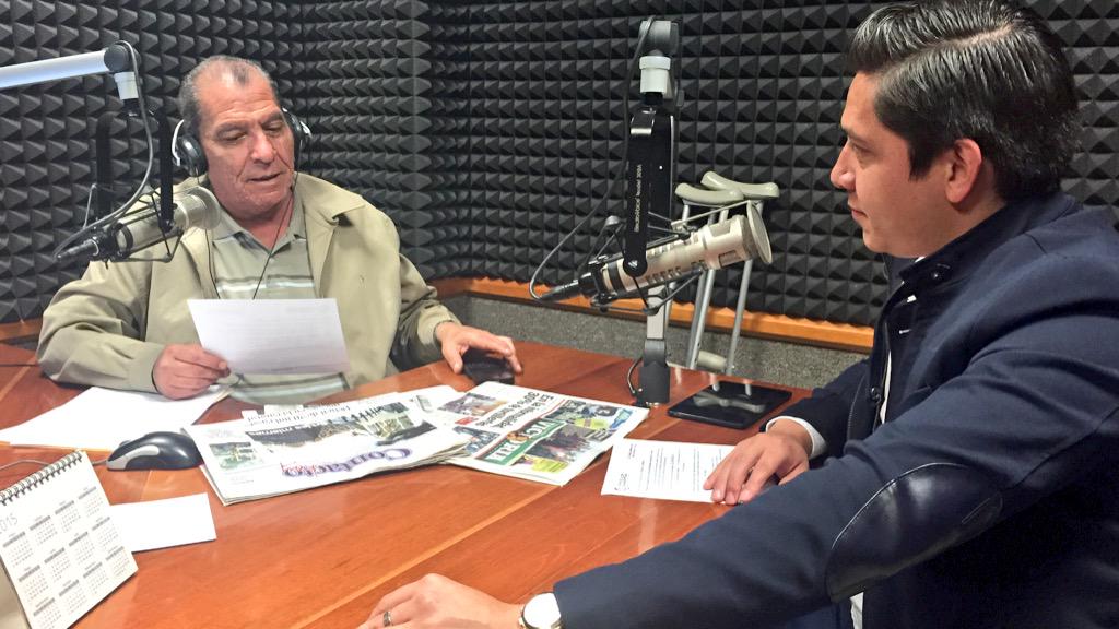 COBAEDoficial's tweet photo. En estos momentos @chuycabrales en #95.7 FM con @Edgar_Comenta @maspopfm sobre #tecnología COBAED @Francelia1984 http://t.co/YU8NqbYAys