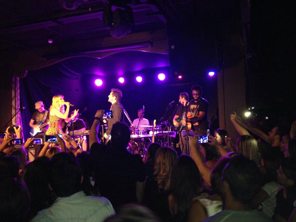 cantordaniel's tweet photo. Daniel sobe ao palco do @clubasaopaulo com @luizapossigadelha ! 👏#ProduçãoDaniel http://t.co/fKxZfBKaJJ