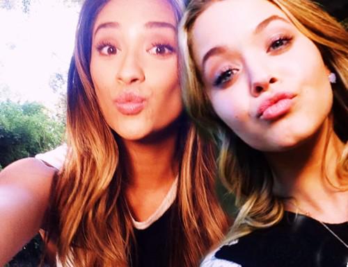 dxsireeanne's tweet photo. @ABCFpll Emily and Alison #PLLHair http://t.co/3E9cNvTsMg
