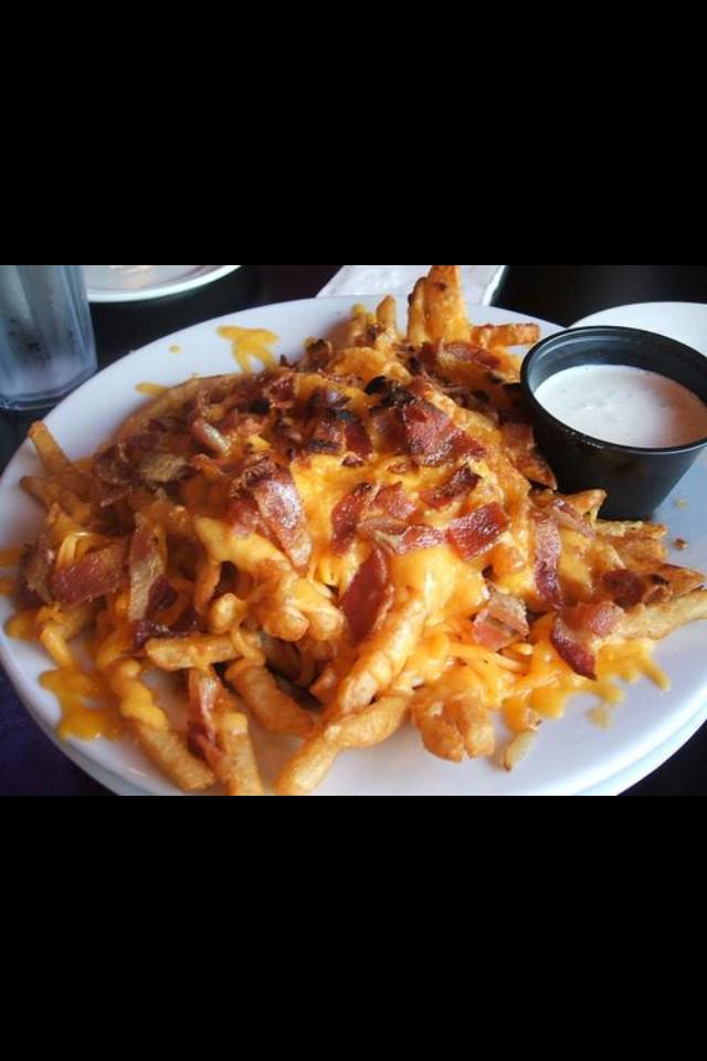 FoodPornv's tweet photo. Cheese bacon fries😍 http://t.co/jR69oloIRE